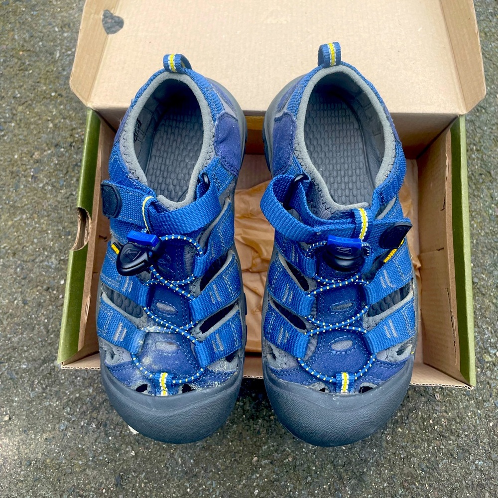 Keen Sandals size 2 kids Blue- barely worn like new